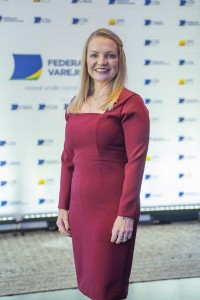 Clarice Strassburger Diretora de Relações Institucionais e Governamentais Sapiranga