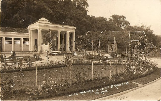 fonte magnesiana com colunas - e o jardim florido- pq