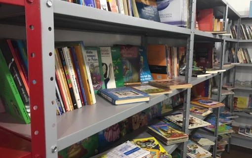 CDL doa livros para Biblioteca contêiner de Primavera do Leste