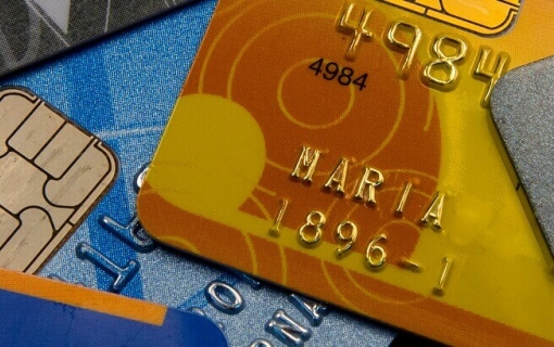 42% dos usuários de cartão de crédito não sabem o quanto gastaram em março, mostra indicador do SPC Brasil e CNDL
