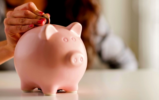 76% dos brasileiros não conseguiram guardar dinheiro em abril, mostra indicador do SPC Brasil e CNDL