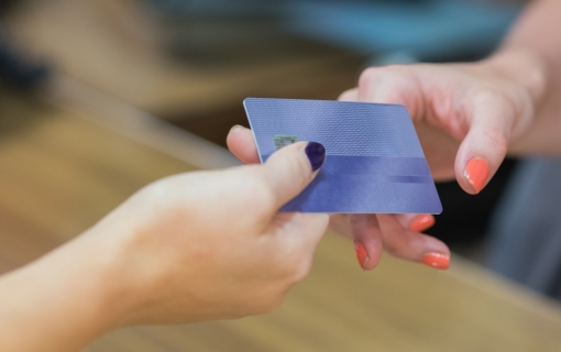 39% dos brasileiros já pediram nome emprestado para fazer compras a crédito, mostram SPC Brasil e CNDL