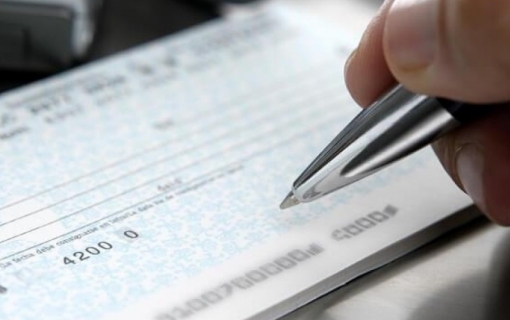 8% dos brasileiros ainda utilizam cheque pré-datado, revela levantamento do SPC Brasil e CNDL