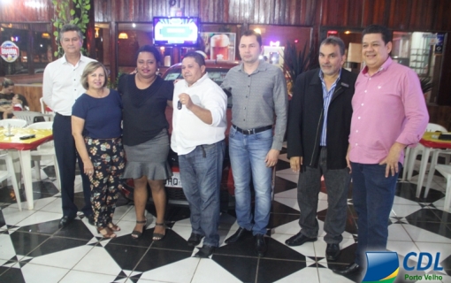 CDL e Point Burgs entregam carro a Cliente Premiado