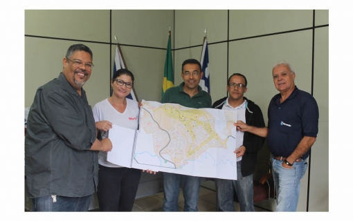 CDL ENTREGA AO PREFEITO, PROPOSTA DE MUDANÇA DO TRÂNSITO EM ITAMARAJU