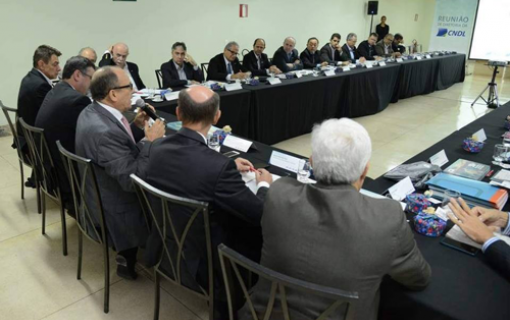 PRESIDENTE DA FCDL PARTICIPA DE REUNIÃO DA CNDL