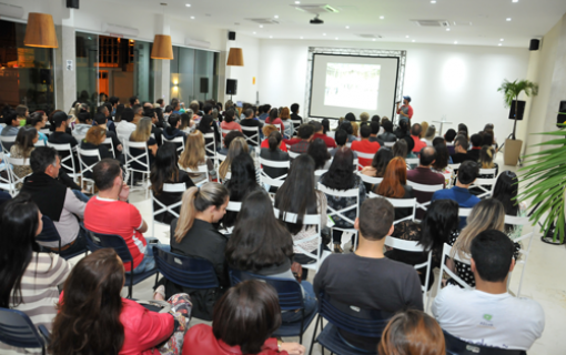 PALESTRA COM PUBLICITÁRIO DA FARM FOI SUCESSO DE PÚBLICO NA CDL-VR
