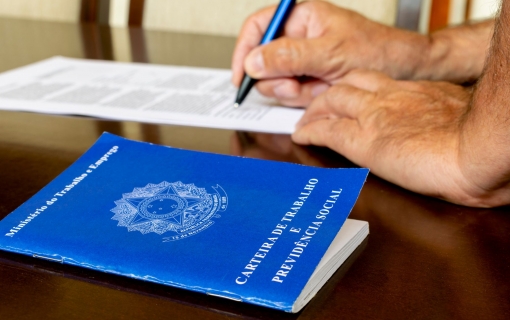 Taxa de desemprego em agosto fica em 5,6% e repete recorde de mínima