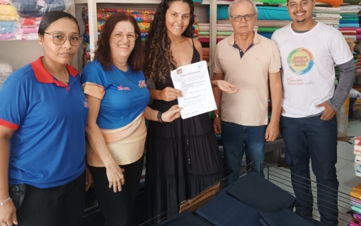 Empresários da Central dos Retalhos Rita de Cássia entrega prêmio principal do Natal Show CDL