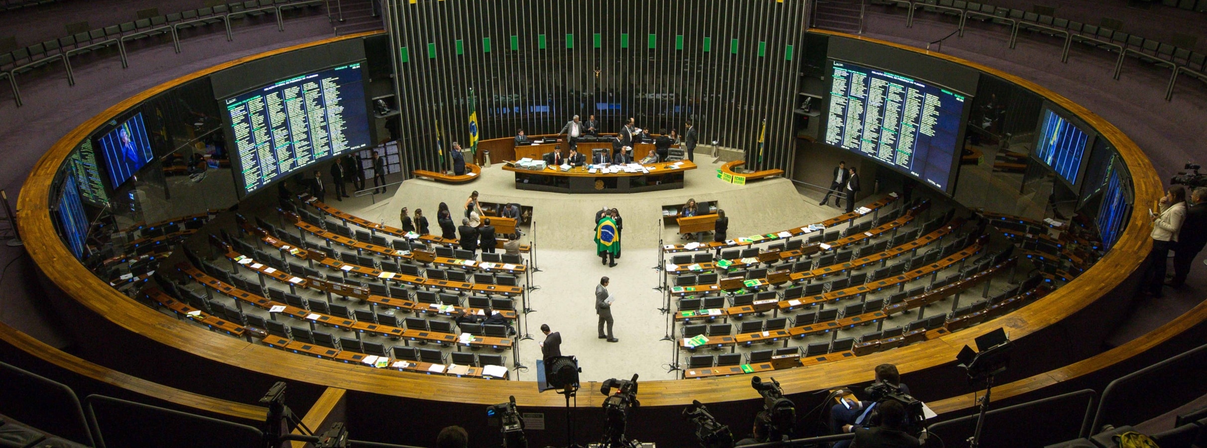 Câmara aprova projeto que cria regime jurídico especial durante pandemia e altera prazo da LGPD