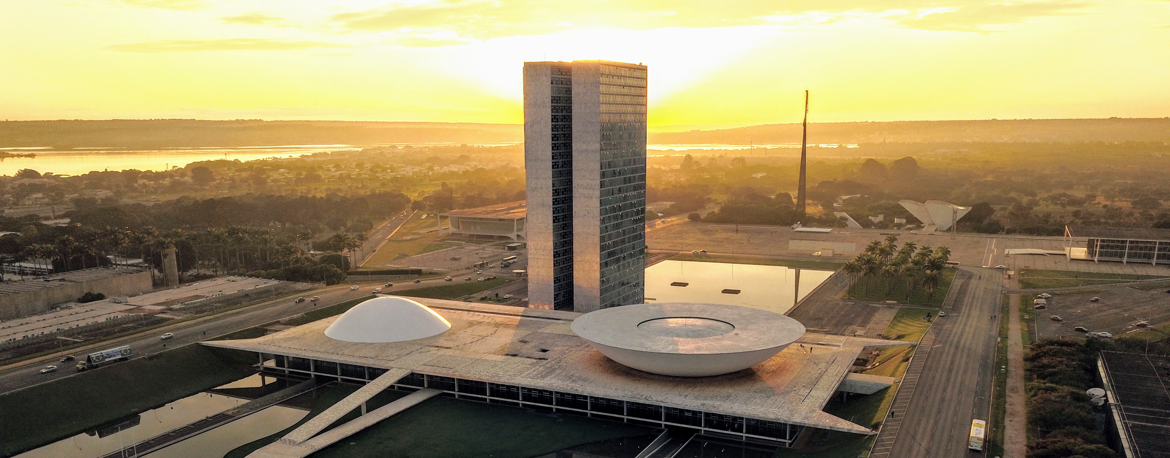Congresso promulga emenda que adia eleições de 2020 para novembro