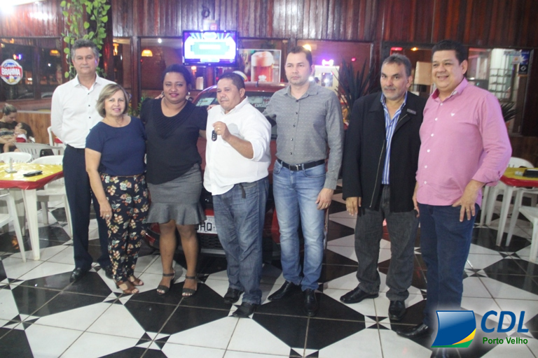 CDL e Point Burgs entregam carro a Cliente Premiado
