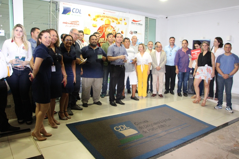 Consumidores recebem prêmios do Natal Iluminado e elogiam CDL pela lisura e transparência