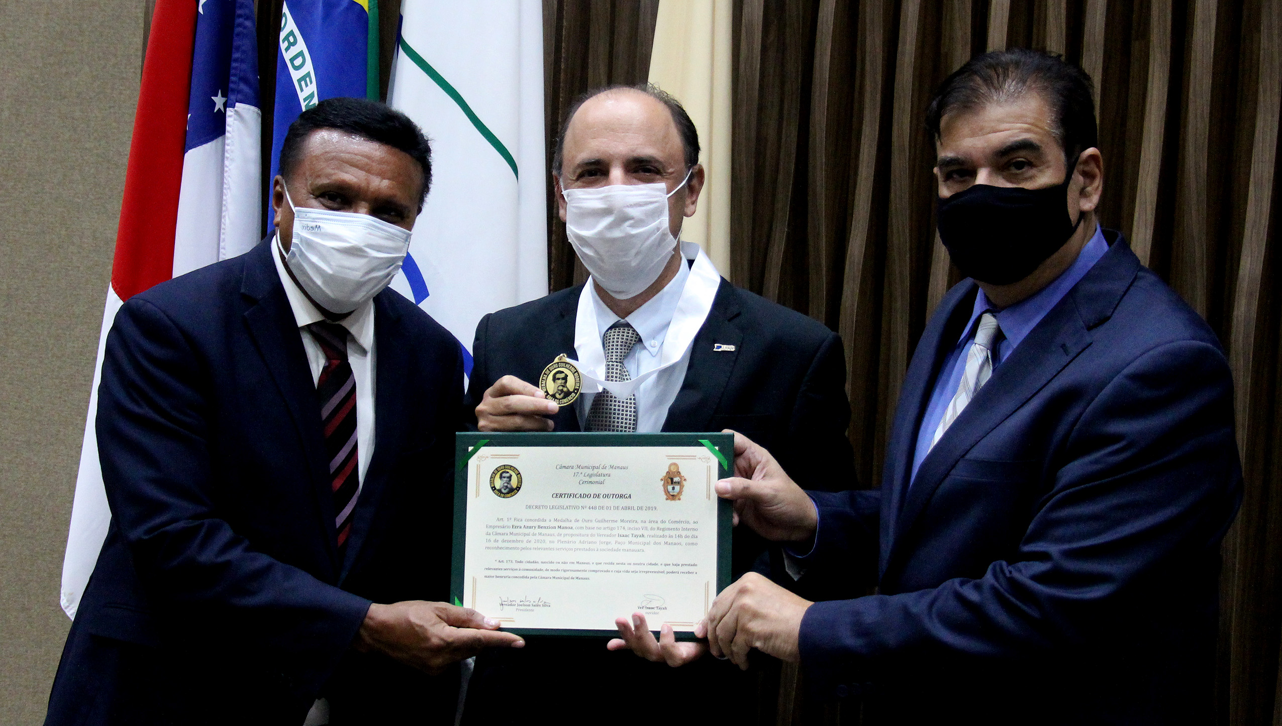Câmara Municipal homenageia o presidente da FCDL -AM Ezra Benzion com a Medalha de Ouro Guilherme Moreira