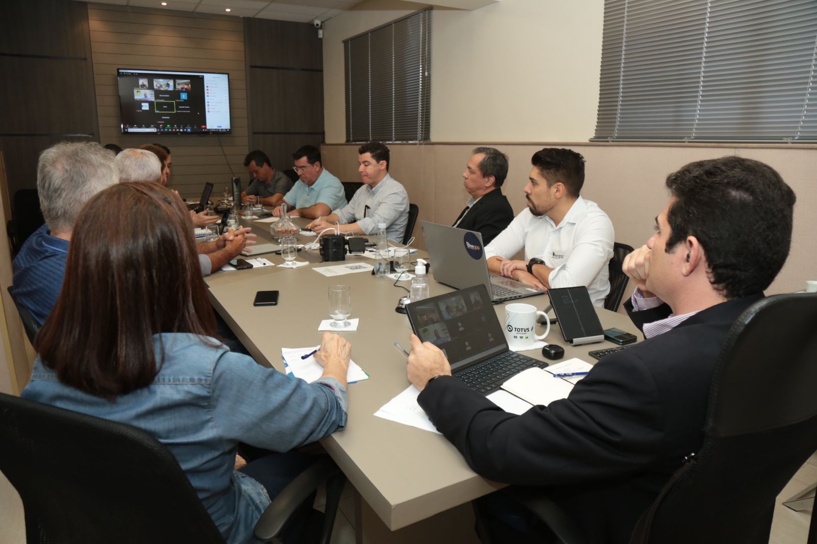 Diretoria da FCDL/MT se reuniu para discutir demandas do setor empresarial mato-grossense; Documento será entregue à candidatos políticos