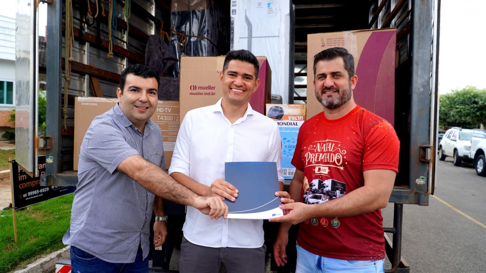 Diretor da FCDL/MT participa da entrega de Caminhão de prêmios da campanha “Natal Premiado CDL” em Sinop