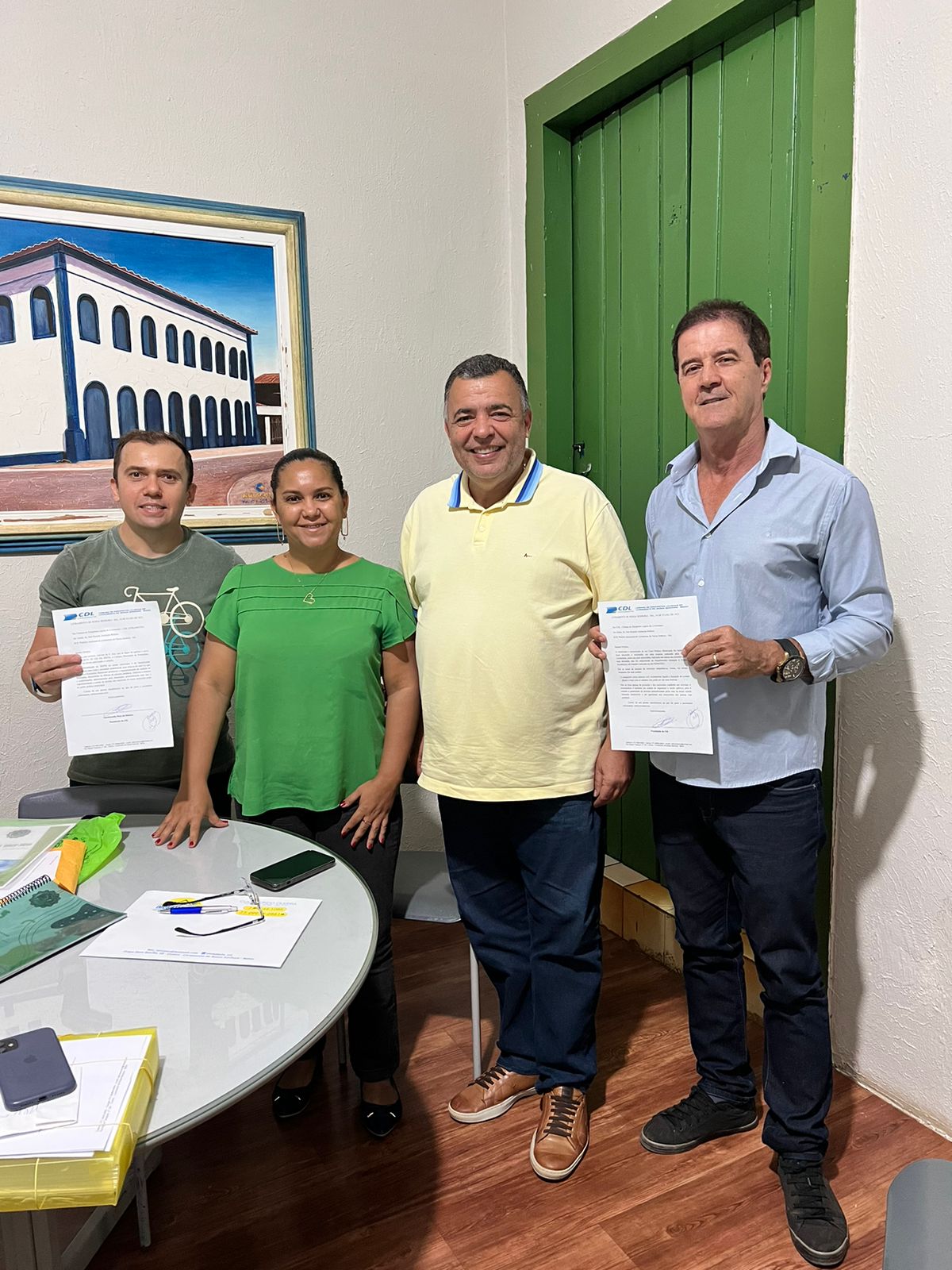 A Diretoria da CDL de Livramento entrega requerimentos ao prefeito Ricardo Ribeiro.