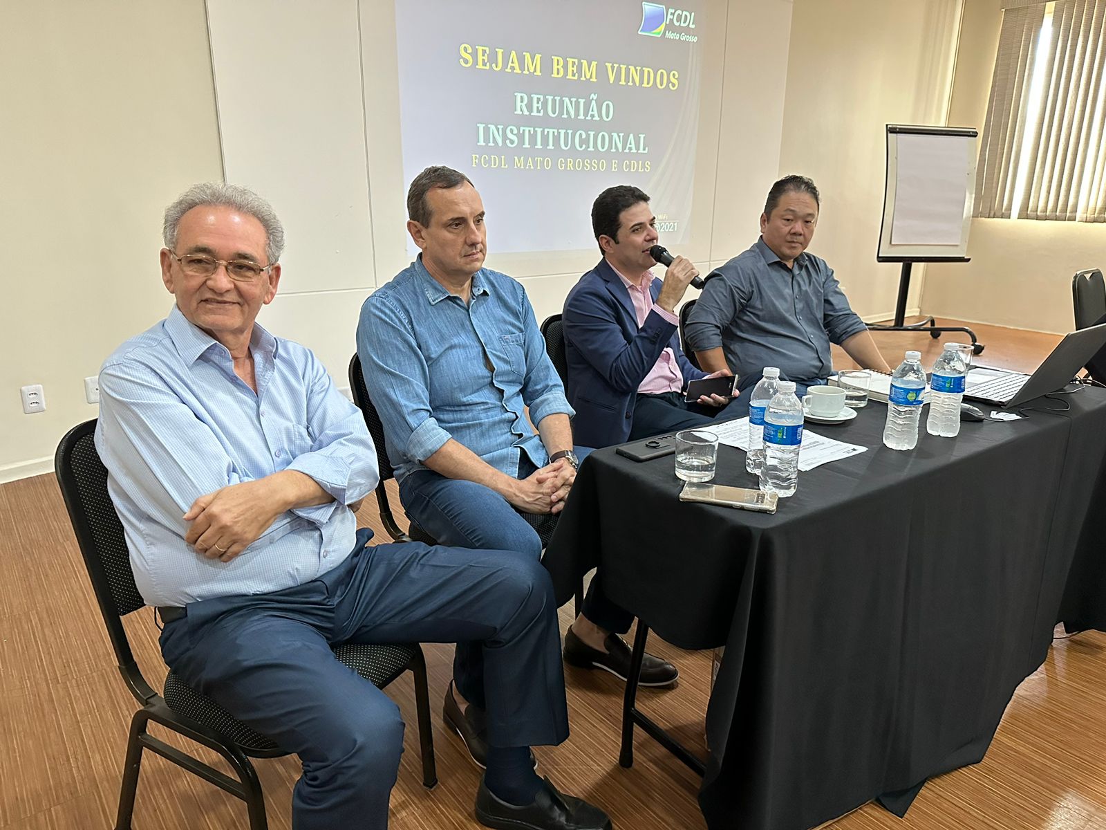 Diretores da FCDL Mato Grosso e presidentes de CDLs do Estado discutiram estratégias no Espaço de Eventos do hotel Nacional INN
