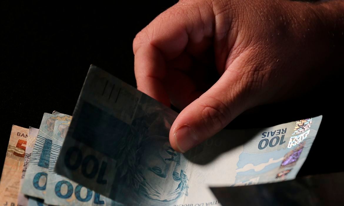 Mercado prevê inflação de 5,24% e PIB de 2,21 em 2025