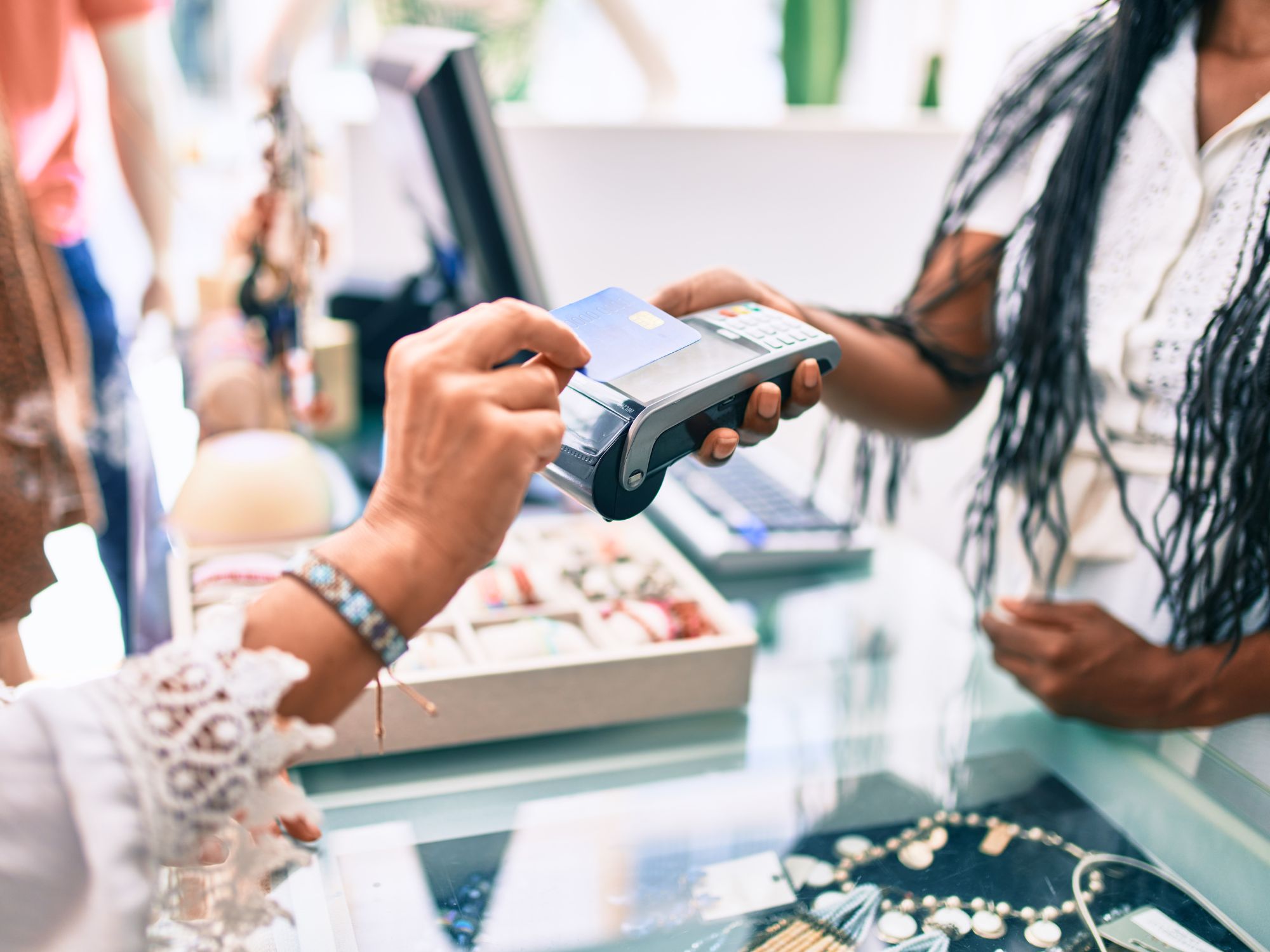29% dos consumidores usaram nome de terceiros para fazer compras, aponta CNDL/SPC Brasil