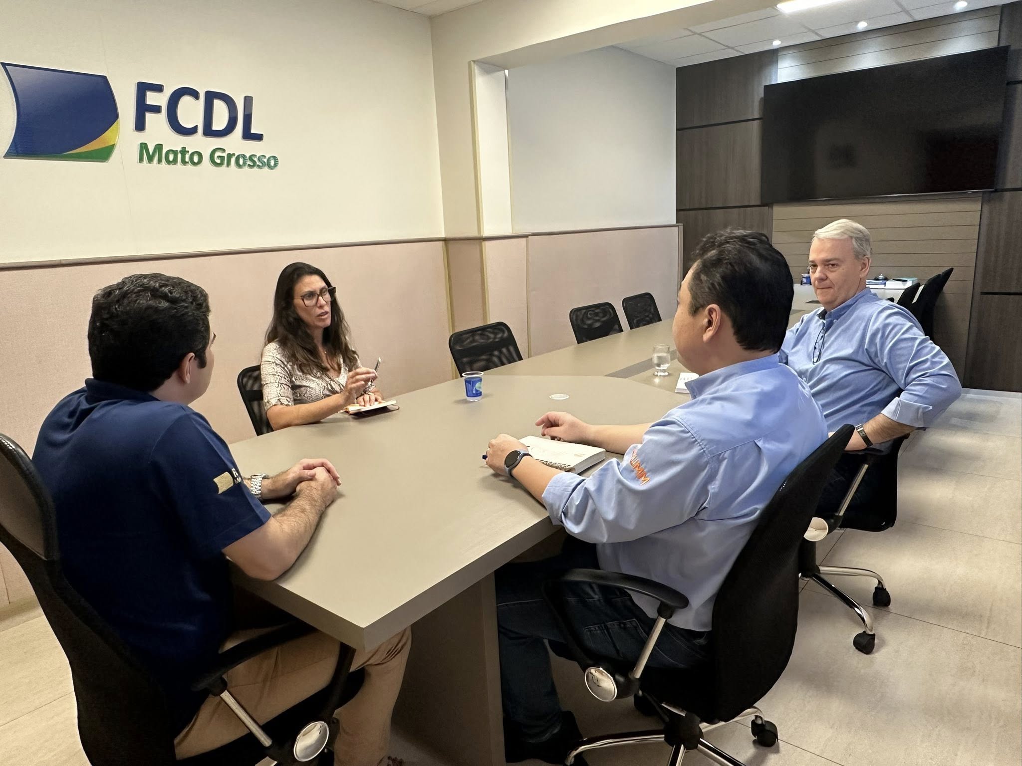 FCDL/MT recebe representante do projeto social Amarra Cabelo e fortalece parceria pelo empreendedorismo feminino