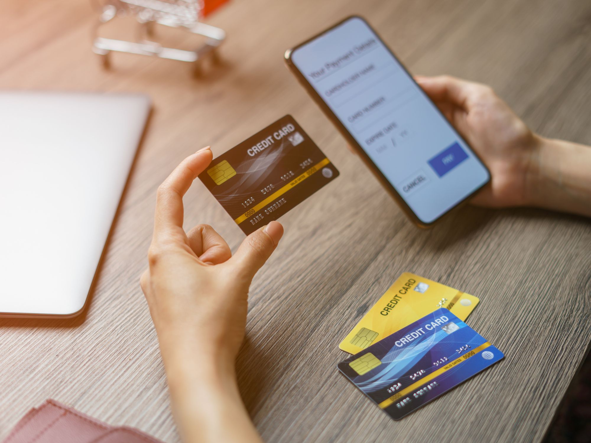 Mais da metade dos consumidores não controla gastos com cartão de crédito, aponta CNDL/SPC Brasil