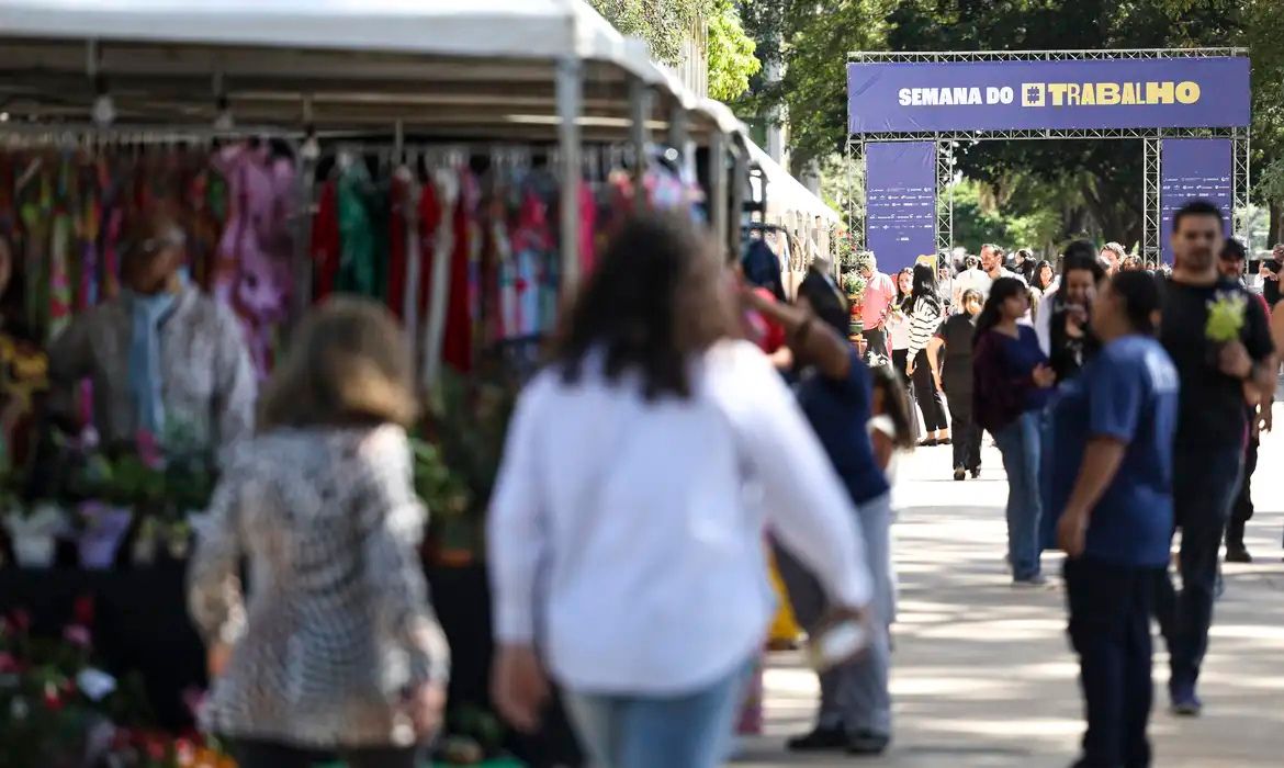 Nível de emprego resiste a impacto do juro alto, dizem especialistas