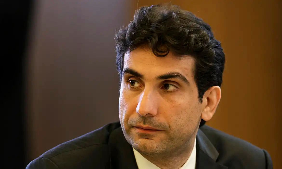 Pix deve permanecer sob gestão pública, diz Galípolo