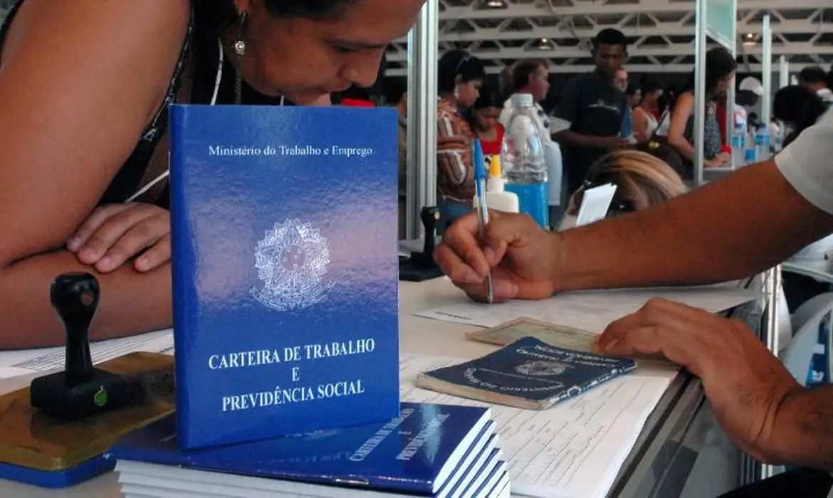 Número de pessoas em busca de emprego há mais de um ano diminui 21%