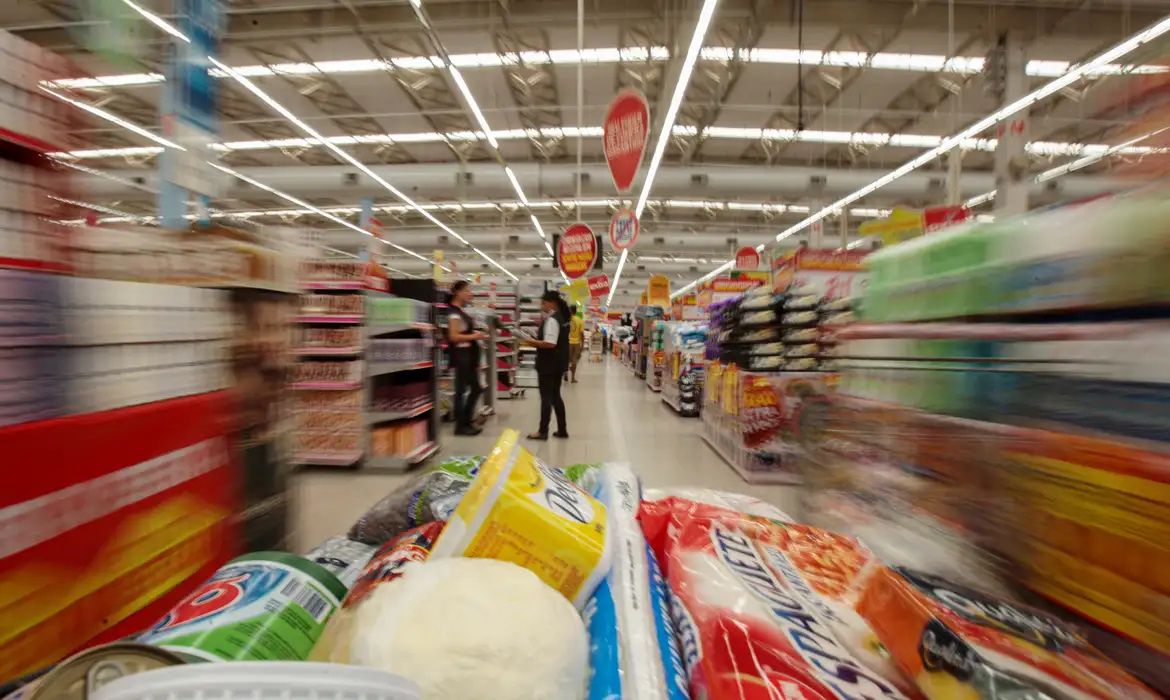 Apesar dos juros, consumo das famílias foi motor da economia no 2º tri