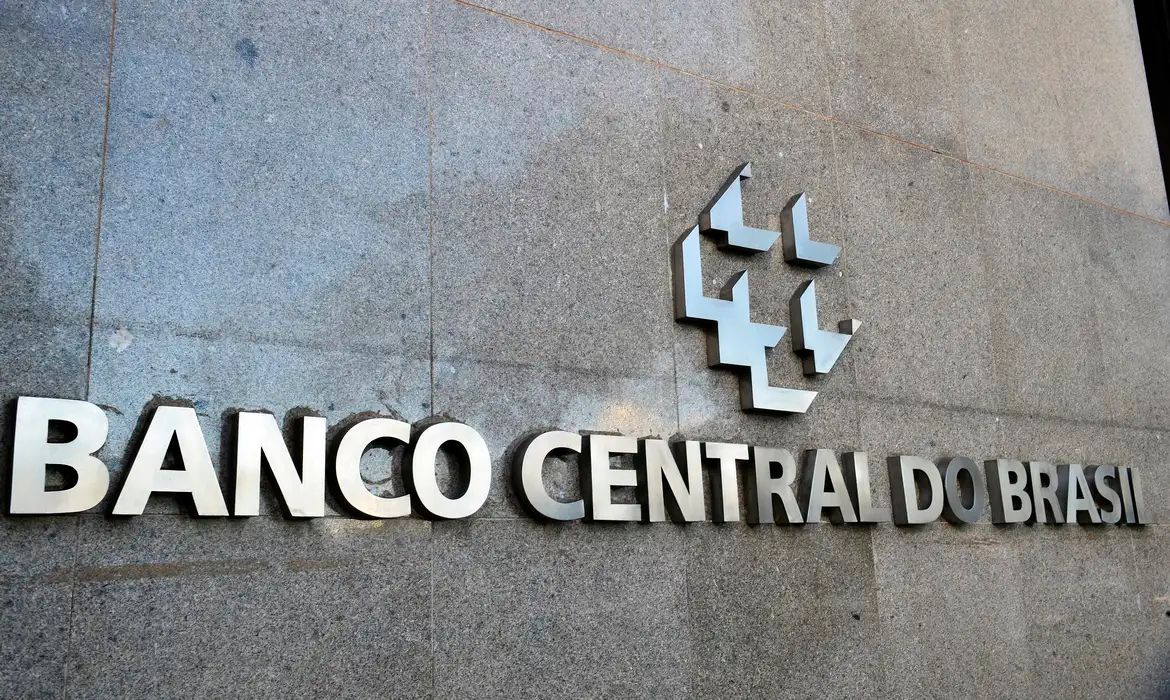 Projeções do mercado para inflação, PIB, Selic e dólar ficam estáveis