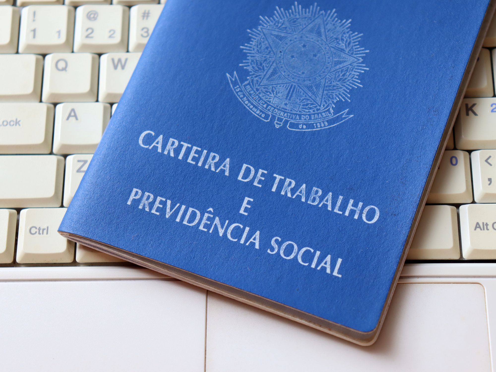 Contratações informais caem e vagas com carteira assinada devem crescer no fim de 2025