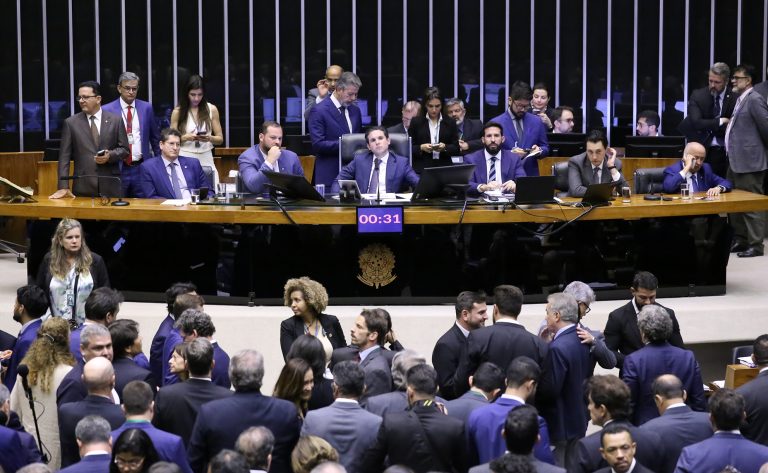 Câmara aprova projeto que isenta do Imposto de Renda quem ganha até R$ 5 mil por mês