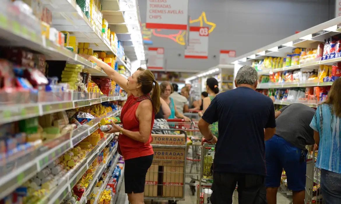 Mudanças no vale-alimentação ajudam a combater inflação , diz Abras