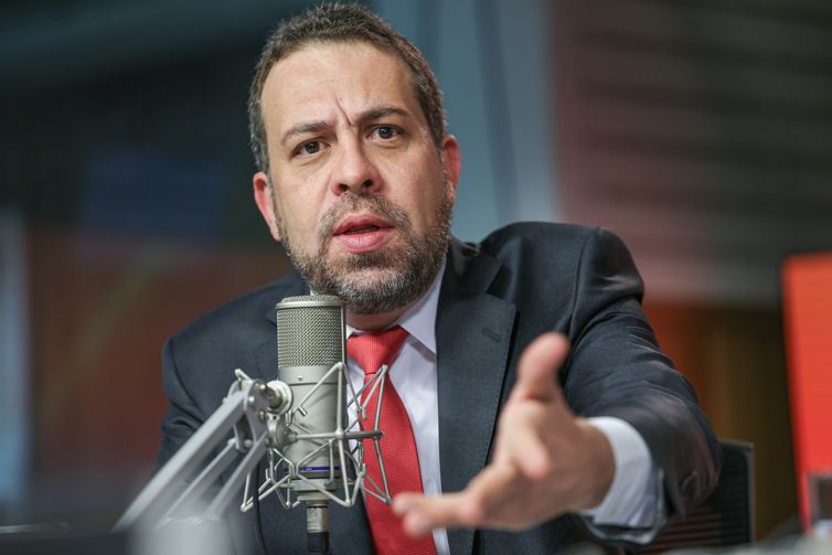 Fim da escala 6×1 pode ter transição para micro e pequenas empresas