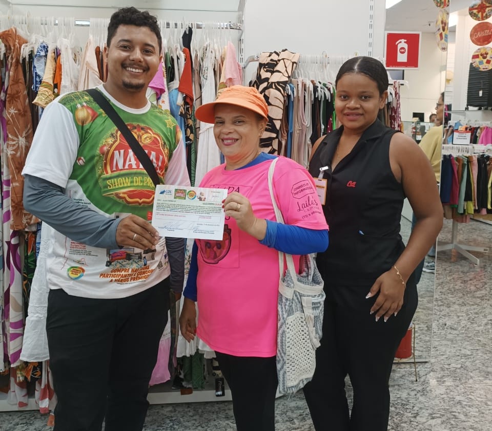 Entrega prêmios sorteios extras, cliente Sicleide e vendedora Alda (2)