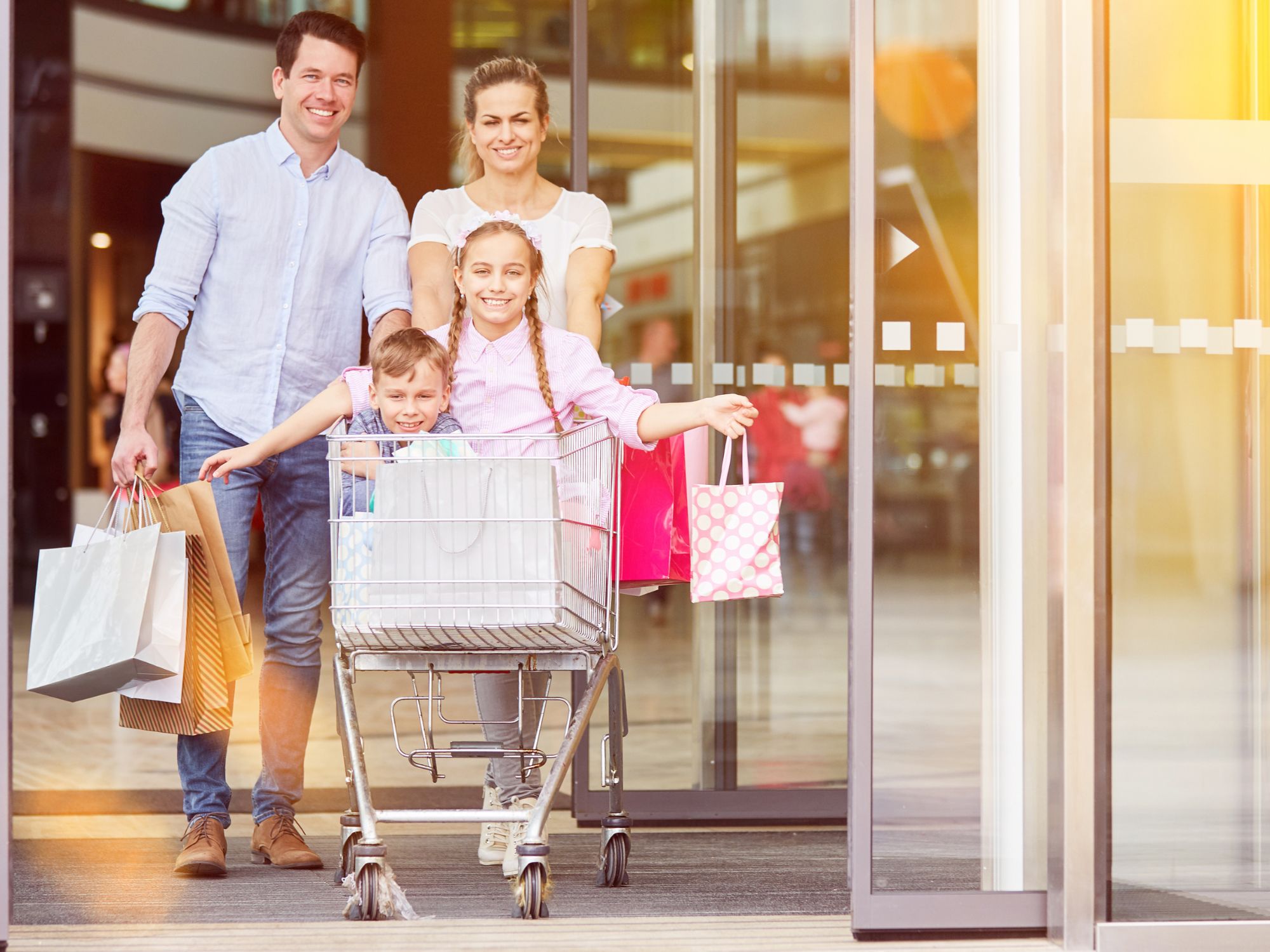Consumo das famílias reage no fim do ano e reforça otimismo moderado no comércio