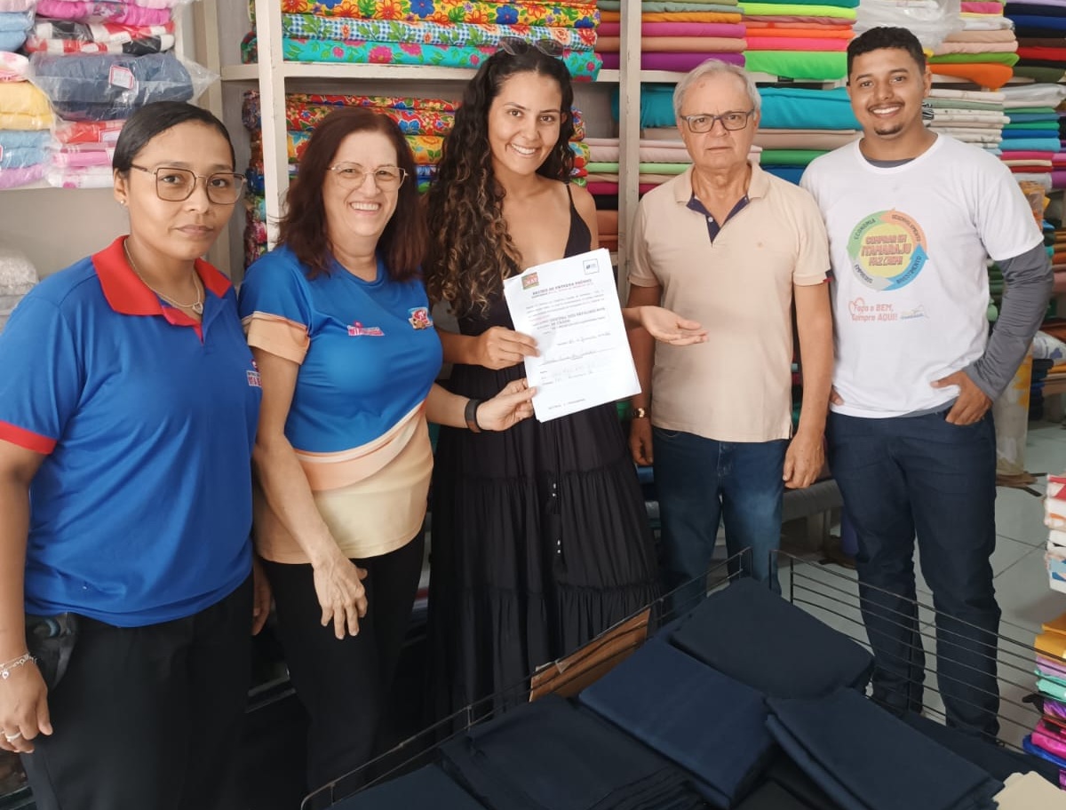 Empresários da Central dos Retalhos Rita de Cássia entrega prêmio principal do Natal Show CDL